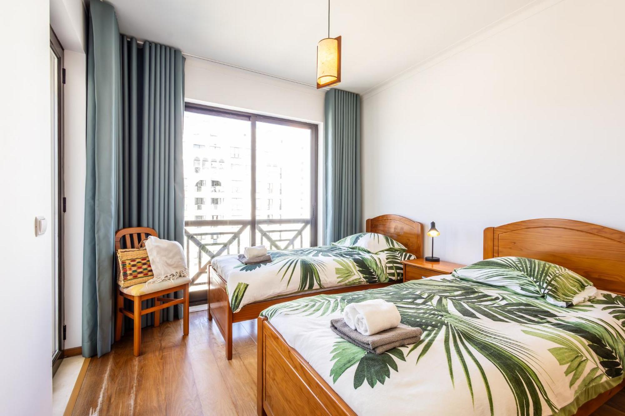Beachfront 3Bdr Apt On Marginal Boulevard Sao Martinho do Porto Bagian luar foto