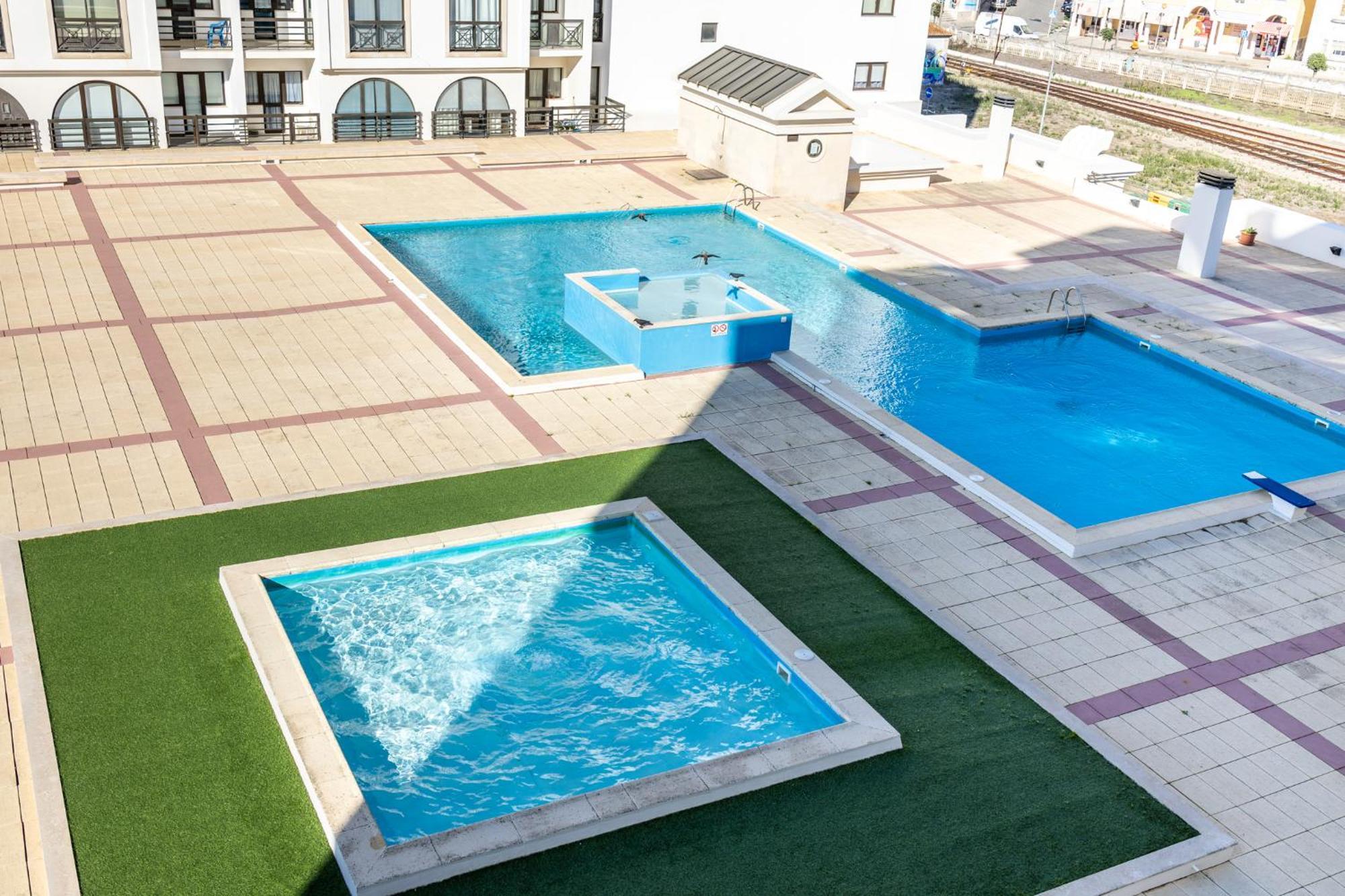 Beachfront 3Bdr Apt On Marginal Boulevard Sao Martinho do Porto Bagian luar foto
