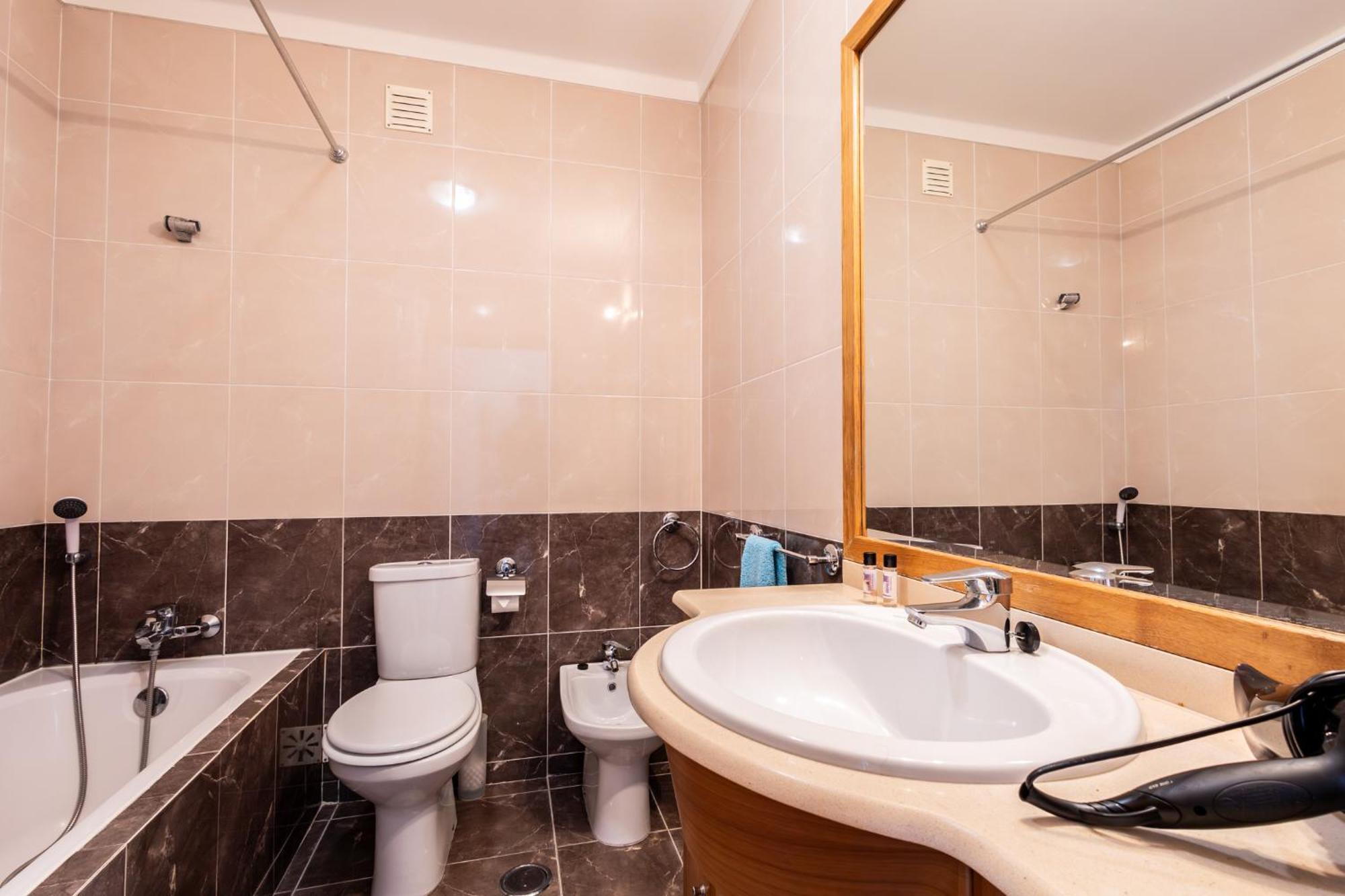 Beachfront 3Bdr Apt On Marginal Boulevard Sao Martinho do Porto Bagian luar foto