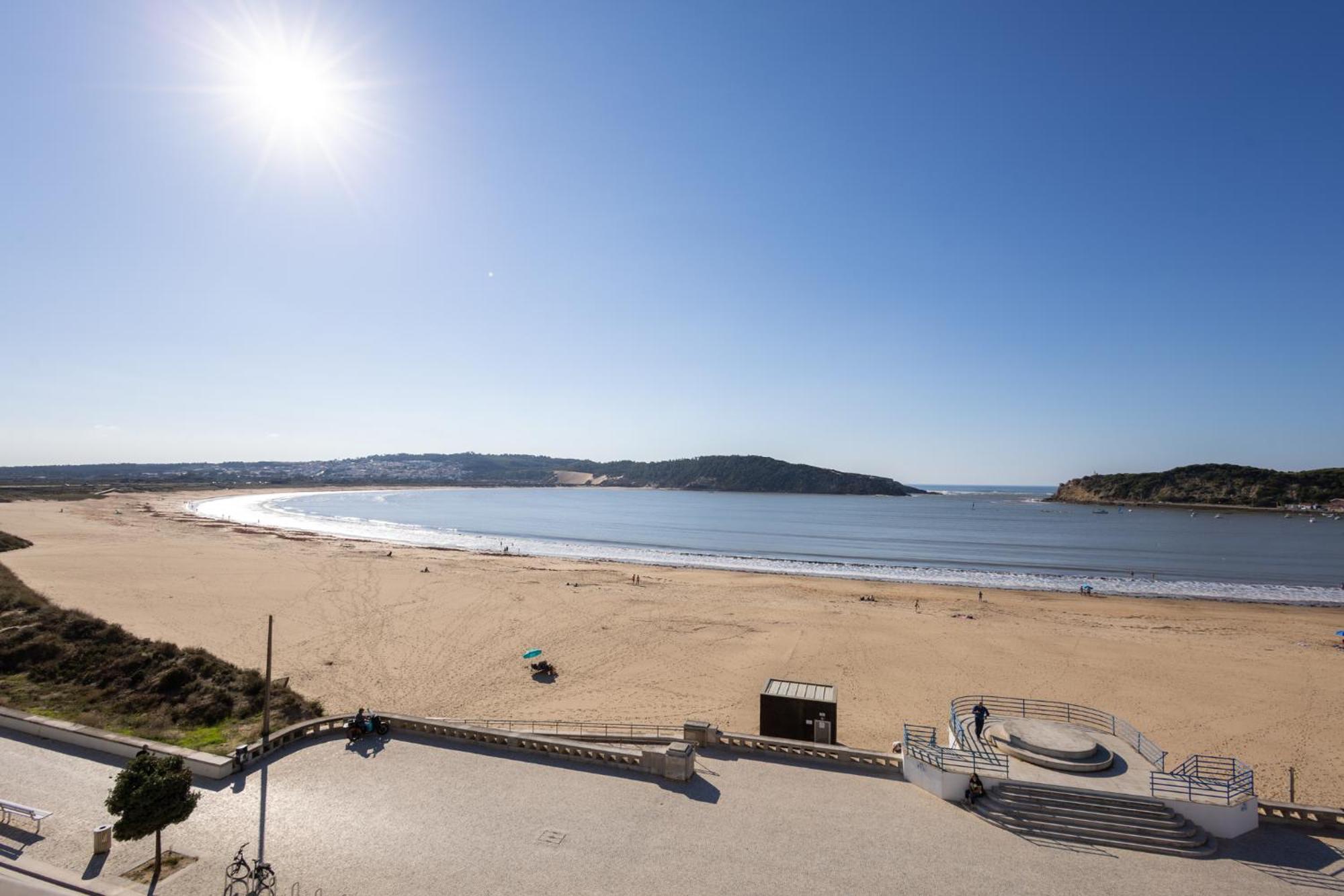 Beachfront 3Bdr Apt On Marginal Boulevard Sao Martinho do Porto Bagian luar foto